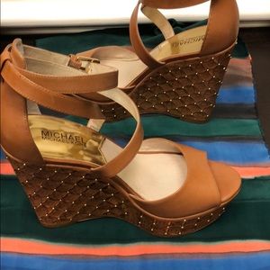 MICHAEL KORS PLATFORM SANDALS.